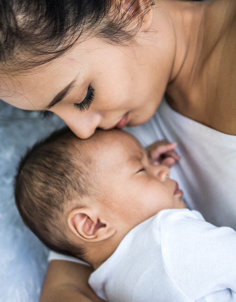 Madre con sus bebe dormido